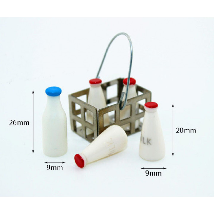 Бутылочки с молоком в корзине для кукол